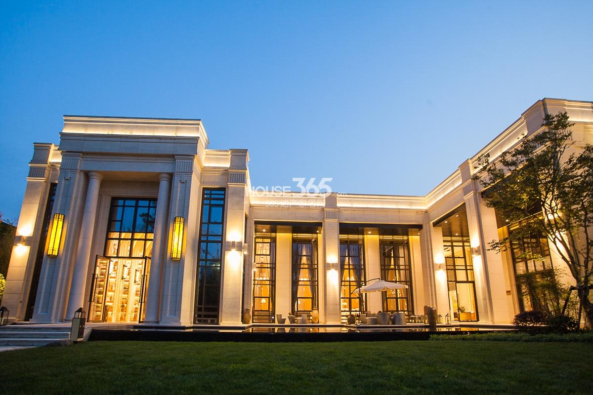 2015年4月底金隅学府项目现场售楼处夜景